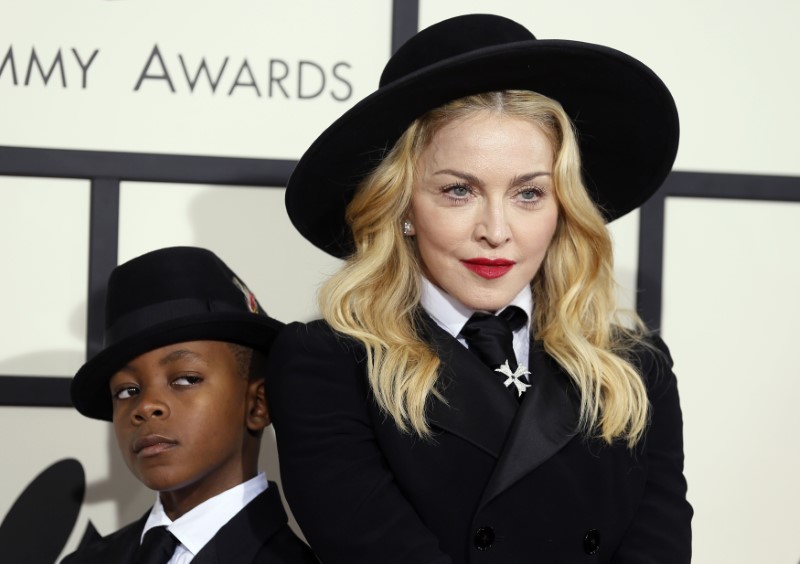 © Reuters. Madonna e o filho David Ritchie na cerimônia do Grammy em Los Angeles