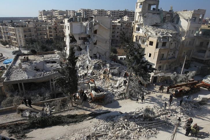 © Reuters. سكان: مقتل نحو 30 في ضربات جوية على إدلب السورية