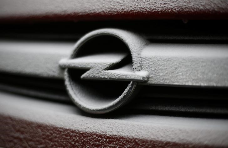 © Reuters. Snowflakes are seen on the badge of an Opel car in Warsaw