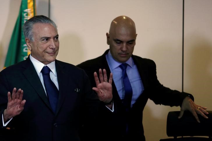 © Reuters. Presidente Michel Temer ao lado do ministro licenciado da Justiça, Alexandre de Moraes, em Brasília