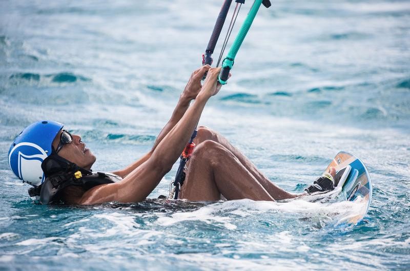© Reuters. أوباما يمارس التزلج الشراعي في الكاريبي مع الملياردير برانسون