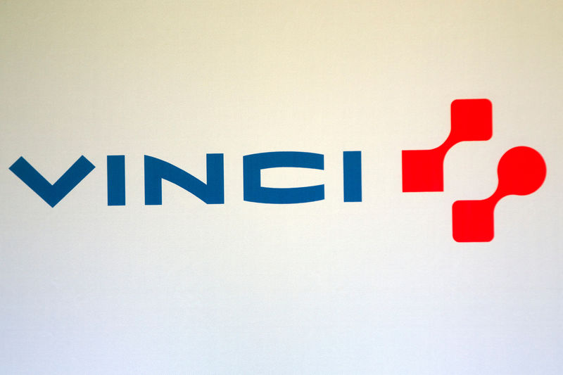 © Reuters. FILE PHOTO -  The logo of Vinci is pictured during the company's 2011 annual results presentation in Paris
