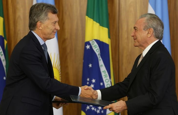 © Reuters. Os presidentes da Argentina, Mauricio Macri, e do Brasil, Michel Temer