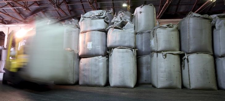 © Reuters. A worker transports 1-tonne super sacks with coffee beans for export at a coffee warehouse in Santos