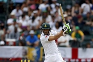 © Reuters. South Africa's Faf du Plessis plays a shot during the third cricket test match against England in Johannesburg, South Africa