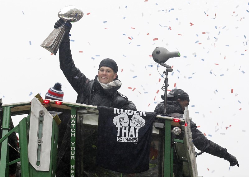 © Reuters. Tom Brady exibe troféu do Super Bowl