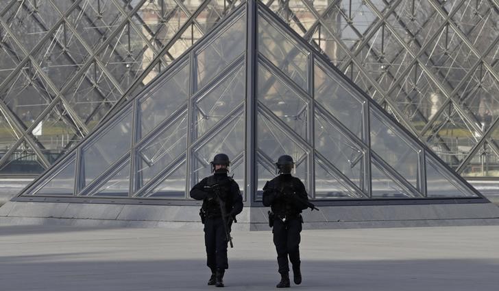 © Reuters. Polícia faz segurança no Louvre em Paris