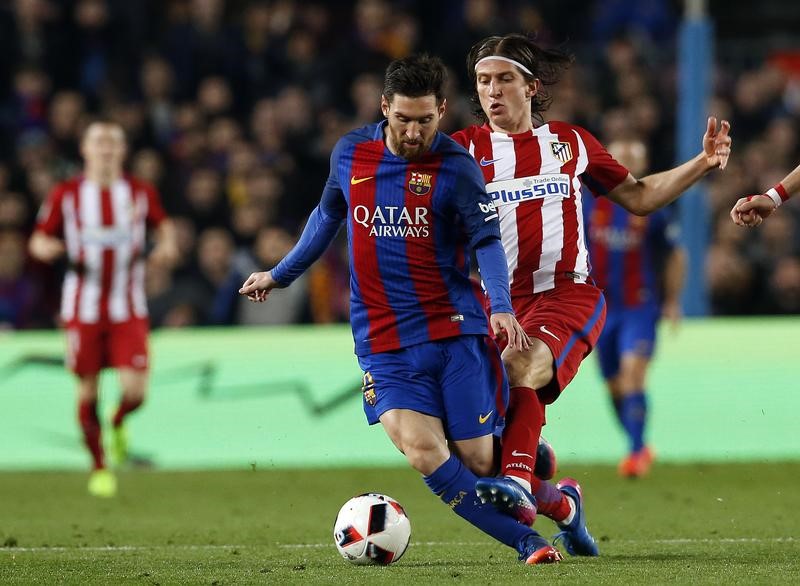 © Reuters. سواريز يسجل ويطرد في تأهل برشلونة لنهائي كأس الملك