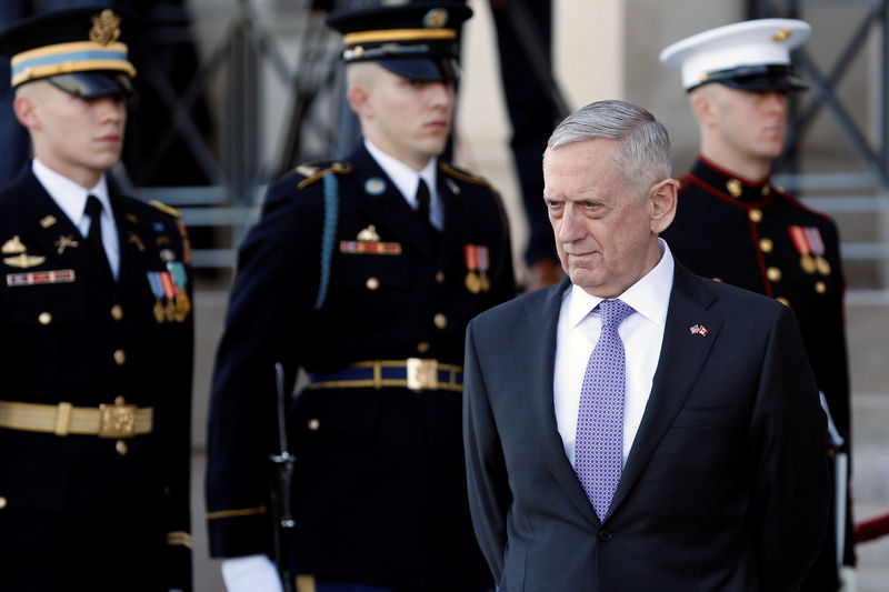 © Reuters. U.S. Defense Secretary James Mattis waits to welcome Canada's Minister of National Defense Harjit Sajjan at the Pentagon in Washington