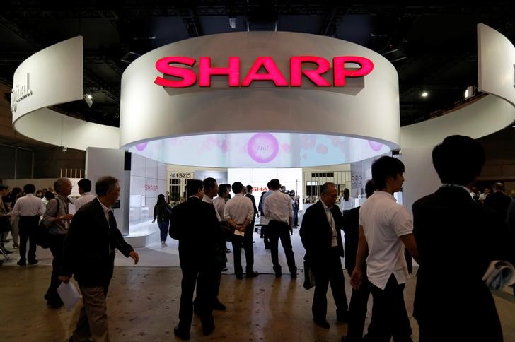 © Reuters. A logo of Sharp Corp is pictured at CEATEC JAPAN 2016 at the Makuhari Messe in Chiba