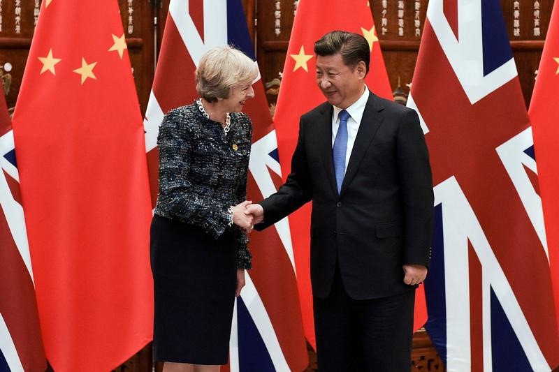 © Reuters. مصادر: الصين تدعو بريطانيا لحضور قمة لإقامة طريق حرير جديد