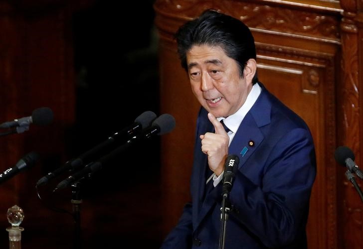 © Reuters. Japan's Prime Minister Shinzo Abe makes a policy speech at the start of the ordinary session of parliament in Tokyo