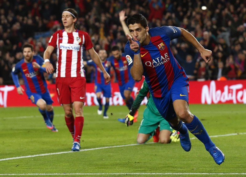 © Reuters. El Barcelona sufre con el Atlético pero alcanza la final de la Copa del Rey