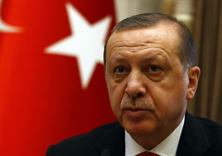 © Reuters. Turkish President Erdogan speaks to media after his meeting with Britain's Prime Minister May at the Presidential Palace in Ankara