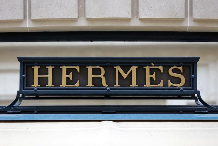 © Reuters. A Hermes sign is seen on one of their stores in Paris