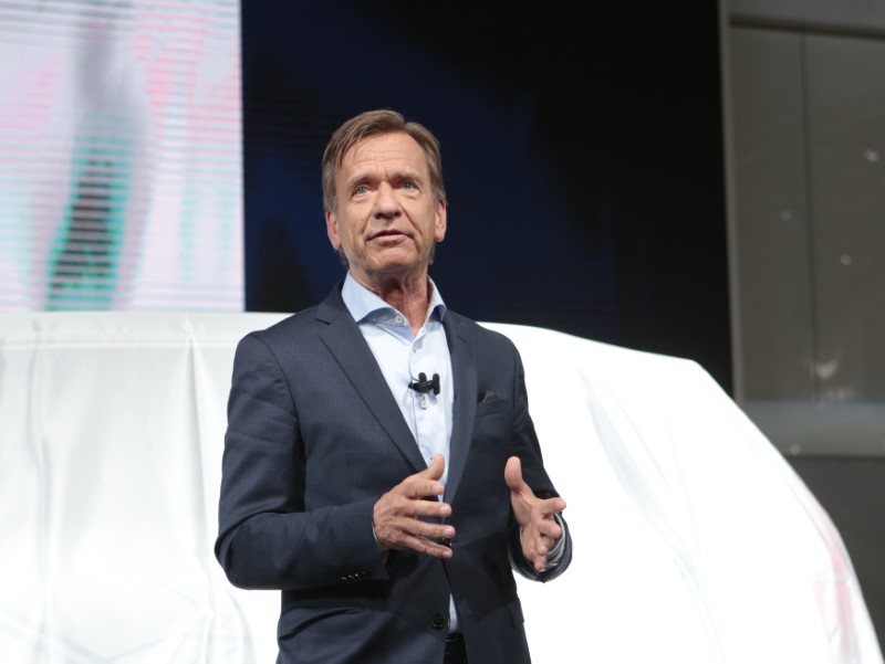 © Reuters. Samuelsson of  Volvo introduces the XC90T8 Inscription autonomous car during  the North American International Auto Show in Detroit,