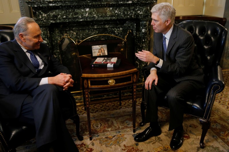 © Reuters. Schumer meets with Gorsuch in his office at the U.S. Capitol in Washington