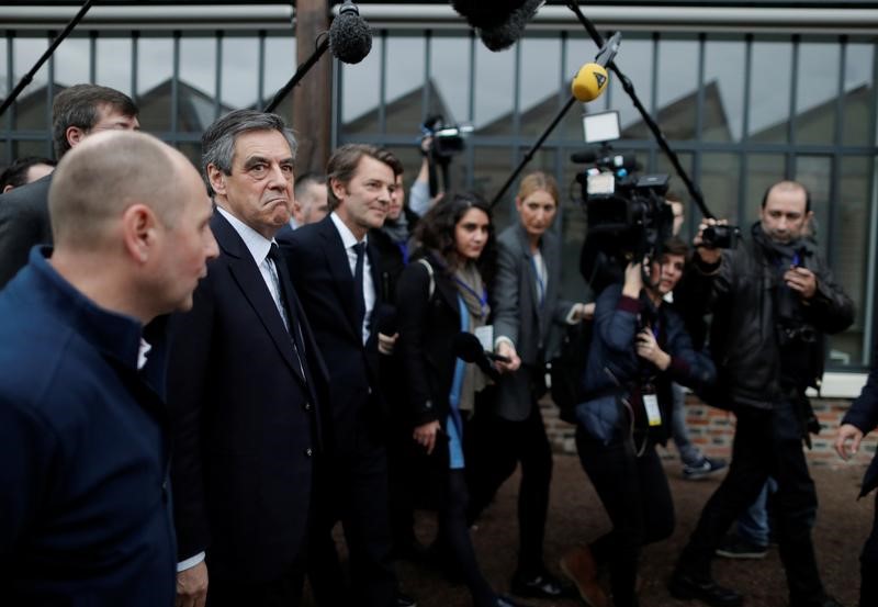 © Reuters. Former French prime minister Fillon, a member of The Republicans political party and 2017 presidential candidate of the French centre-right, and Troyes Mayor Baroin visit Le Coq Sportif factory as they attend a campaign visit in Romilly-sur-Seine