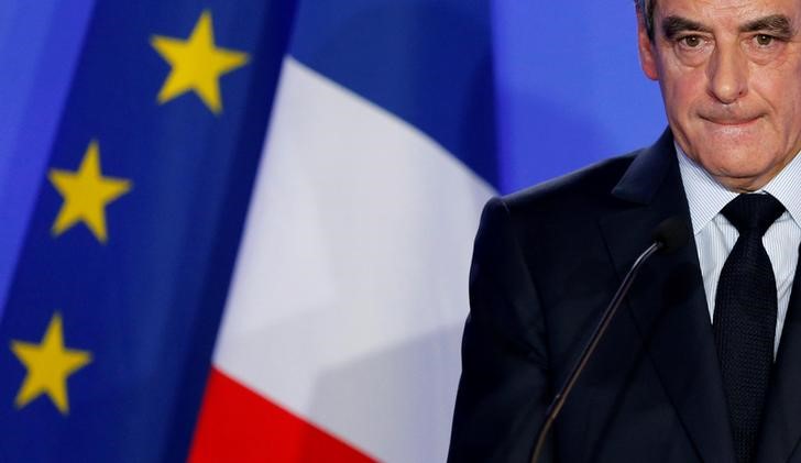 © Reuters. فيون يناشد الناخبين الفرنسيين ويحتفظ بدعم الجمهوريين