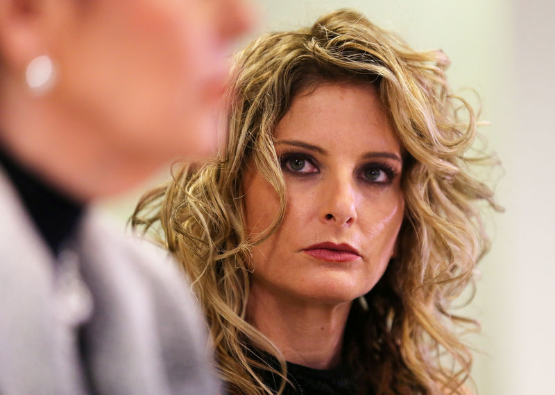 © Reuters. FILE PHOTO --  Summer Zervos listens as her attorney Gloria Allred speaks during a news conference announcing the filing of a lawsuit against President-elect Donald Trump in  Los Angeles, California