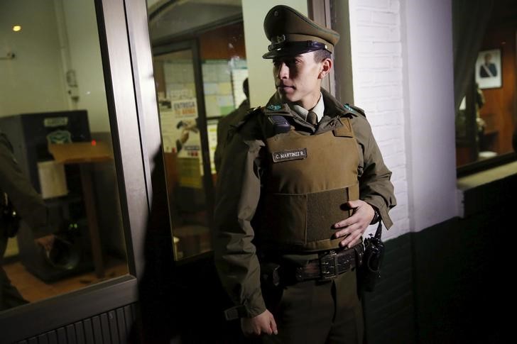 © Reuters. Policial visto em delegacia nos arredores de Santiago, Chile