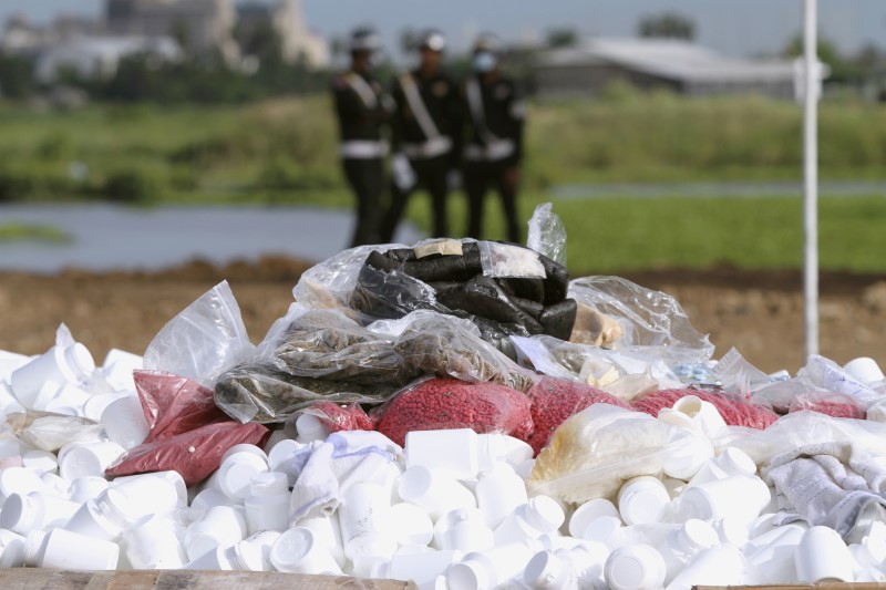 © Reuters. Military police look on during a ceremony to dispose of confiscated drugs, in Phnom Penh