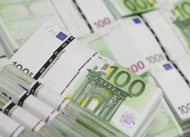 © Reuters. Пачки банкнот в 100 евро