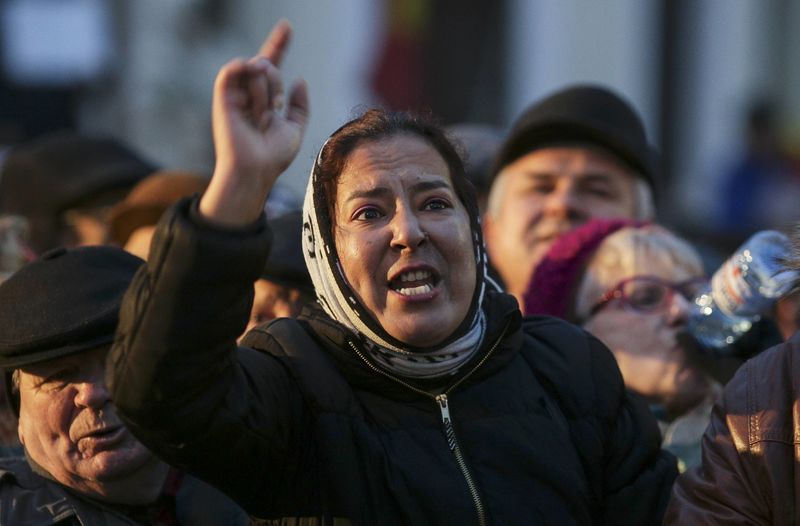 © Reuters. A pro-government supporter shouts slogans in front of the presidential office in Bucharest