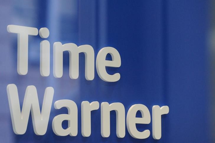 © Reuters. Логотип Time Warner в салоне Time Warner в Нью-Йорке