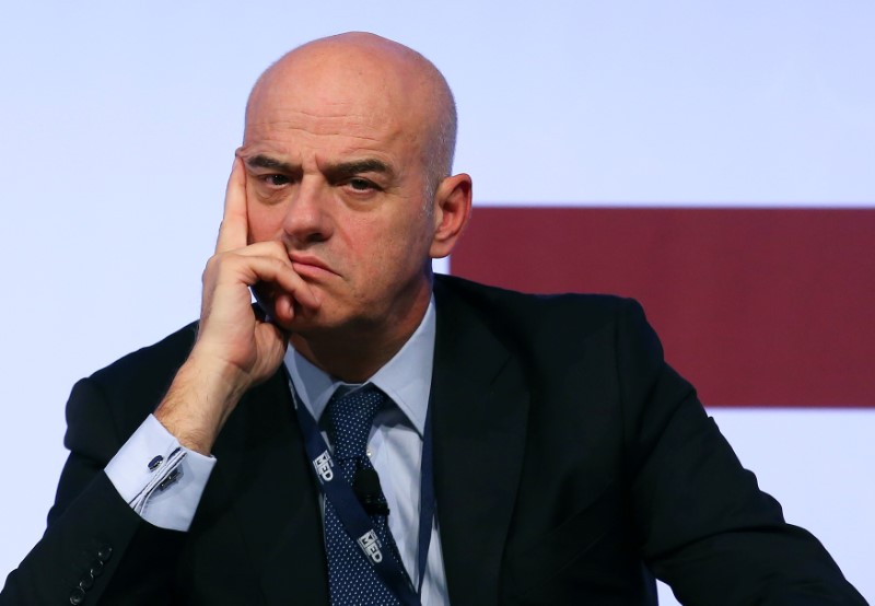 © Reuters. L'AD ENI Claudio Descalzi durante un convegno a Roma.