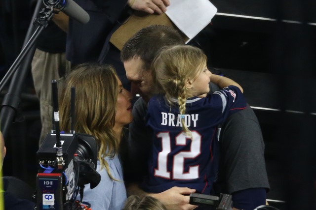 © Reuters. Gisele Bündchen beija Tom Brady após título do New England Patriots