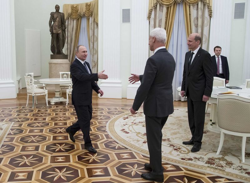 © Reuters. Russian President Putin greets Volkswagen AG CEO Muller during their meeting at Kremlin in Moscow