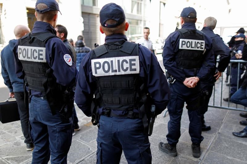 © Reuters. Policiais vistos durante operação em Paris