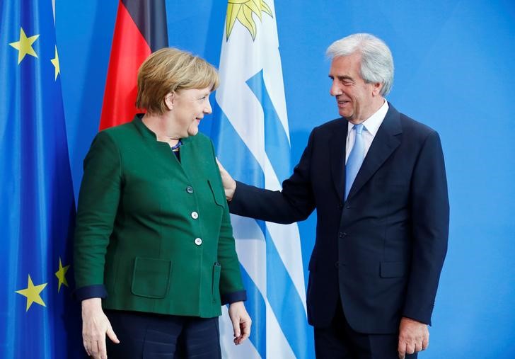 © Reuters. German Chancellor Merkel and Uruguayan President Vazquez leave after a news conference at the Chancellery in Berlin