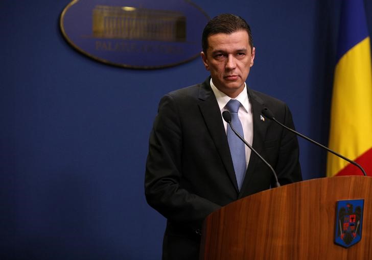 © Reuters. حكومة رومانيا تتجاوز تصويتا على الثقة بسبب مرسوم لمكافحة الفساد