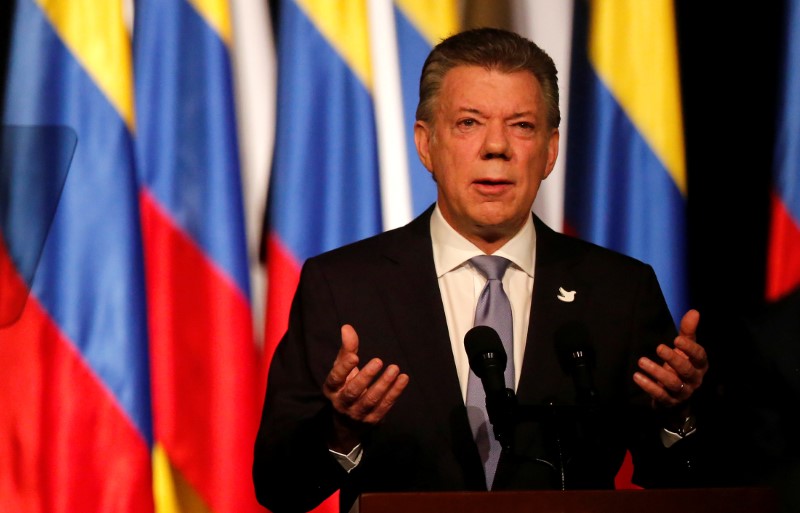 © Reuters. Colombia's President Juan Manuel Santos gives his speech after signing a new peace accord