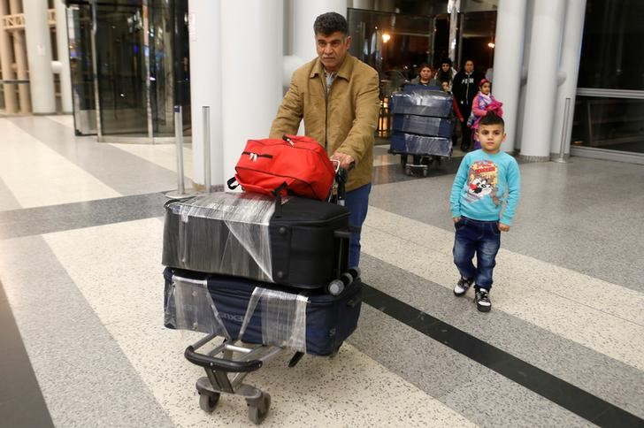 © Reuters. أسرة أخرجها تنظيم الدولة الإسلامية من العراق تكافح للوصول إلى أمريكا