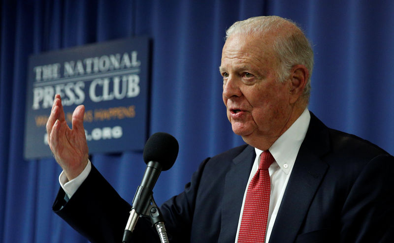 © Reuters. Former U.S. Secretary of State James Baker speaks about a plan to repeal and replace the Clean Power Plan at the National Press Club in Washington