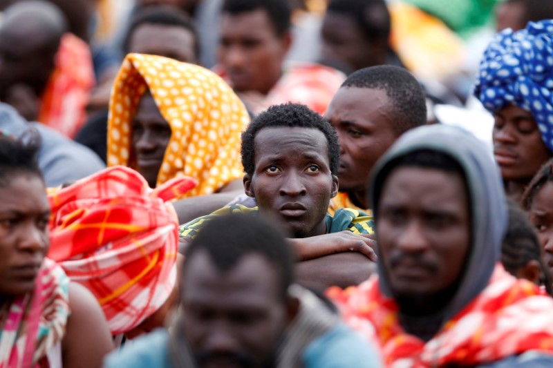 © Reuters. FILE PHOTO:  Migrants disembark from a vessel of ONG Medecins sans Frontieres (MSF) in the Sicilian harbour of Augusta