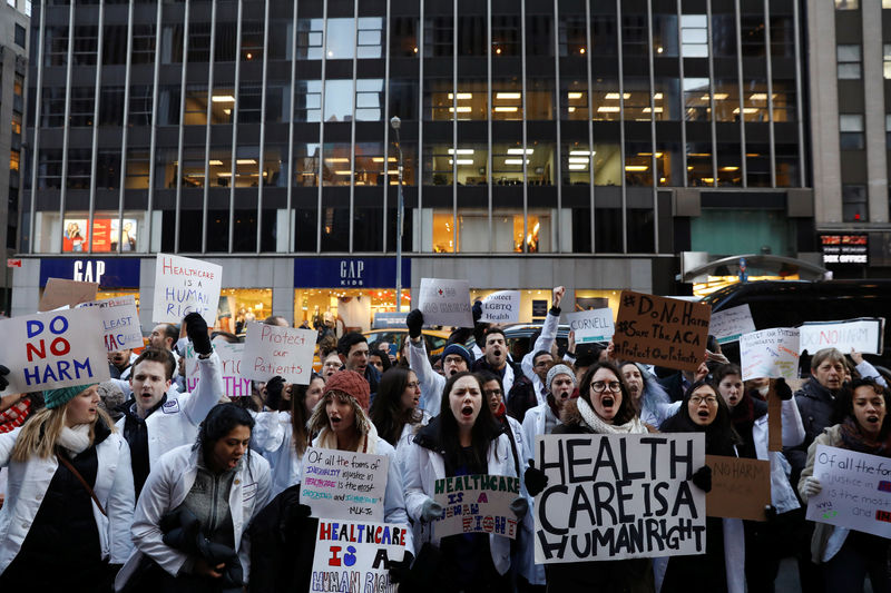 © Reuters. Demonstrators that include mostly medical students protest a proposed repeal of the Affordable Care Act in New York