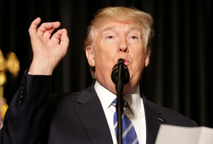 © Reuters. U.S. President Donald Trump speaks to members of the law enforcement at the Major Cities Chiefs Association (MCCA) Winter Conference in Washington.