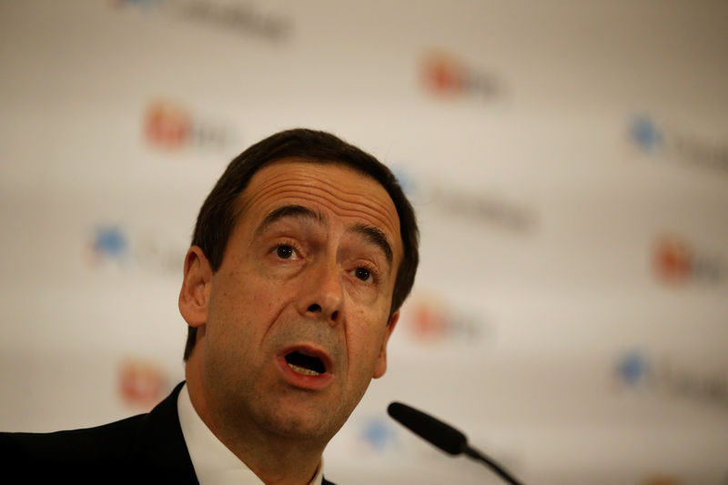 © Reuters. CaixaBank CEO Gonzalo Gortazar speaks during a news conference in Lisbon