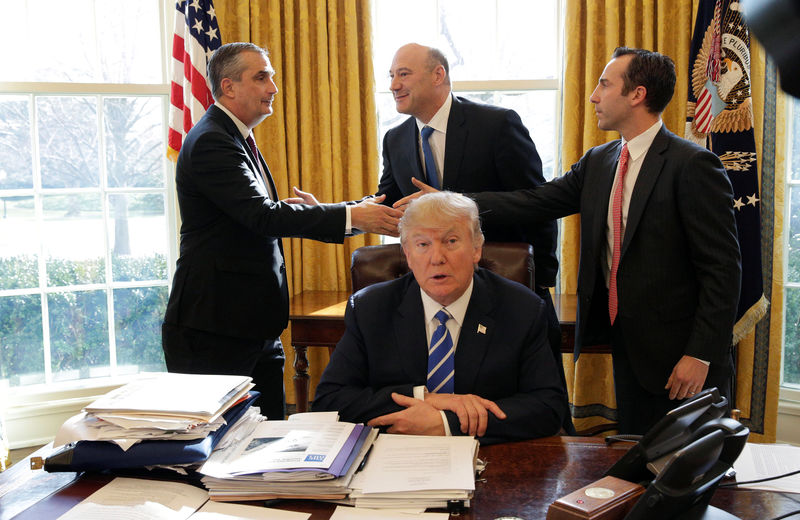 © Reuters. U.S. President Donald Trump speaks as Chief Executive Officer of Intel Brian Krzanich shakes hands with members of the White House staff in the Oval Office of the White House in Washington.