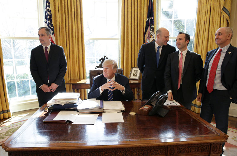 © Reuters. U.S. President Donald Trump meets with Chief Executive Officer of Intel Brian Krzanich in the Oval Office of the White House in Washington.