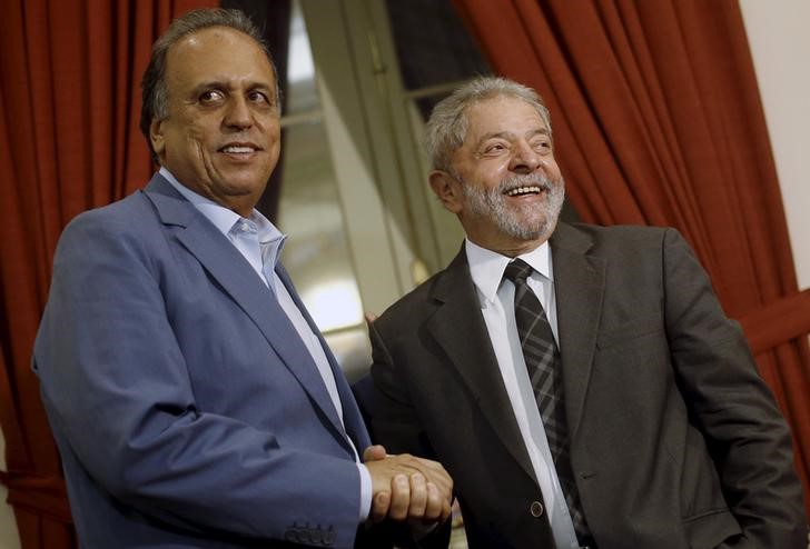 © Reuters. Governador Luiz Fernando Pezao com o ex-presidente Luiz Inácio Lula da Silva