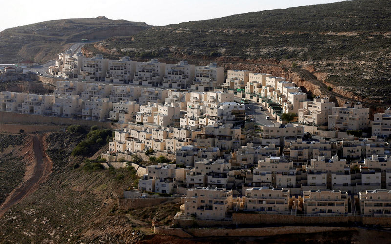 © Reuters. General view of houses of the Israeli settlement of Givat Ze'ev in the occupied West Bank