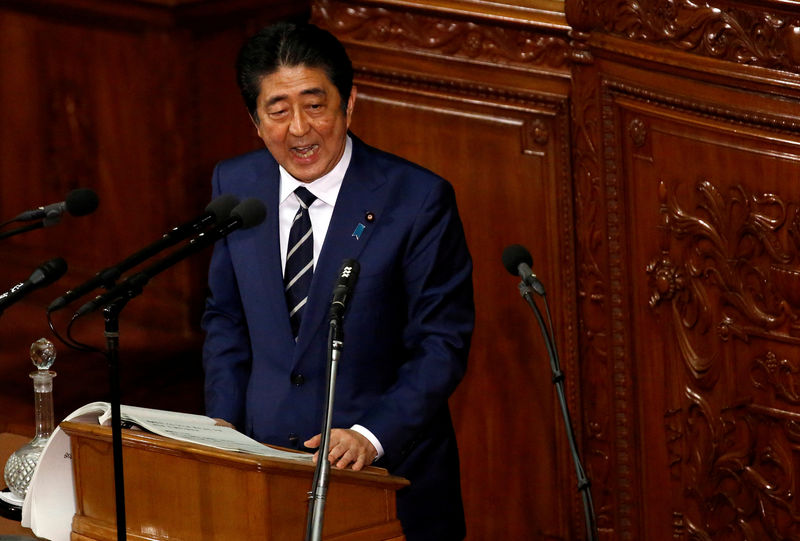 © Reuters. FILE PHOTO -  Japan's Prime Minister Shinzo Abe makes a policy speech at the start of the ordinary session of parliament in Tokyo