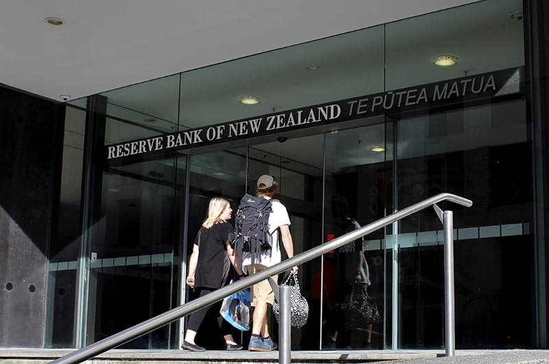 © Reuters. Two people walk towards the entrance of the Reserve Bank of New Zealand located in the New Zealand capital city of Wellington