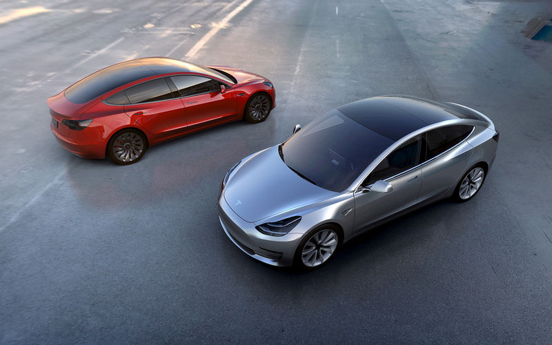 © Reuters. FILE PHOTO - Tesla Motors' mass-market Model 3 electric cars