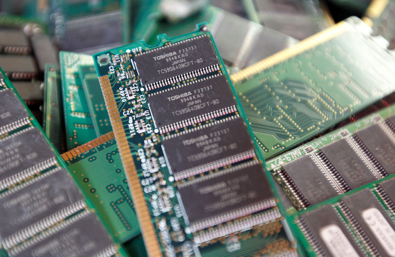 © Reuters. FILE PHOTO -  Toshiba's used-memory chips are seen at an electronics shop in Tokyo